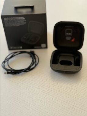 Powerbeats pro Wireless Earbud Charging Case with USB-C Cable - (fully working)